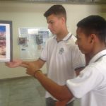 (Da esq. p/ dir,): estudantes do ensino médio do Instituto de Educação João Monnerat, Daniel Bernardes, 16 anos, e Sidnei Bastos Júnior, 17. 
